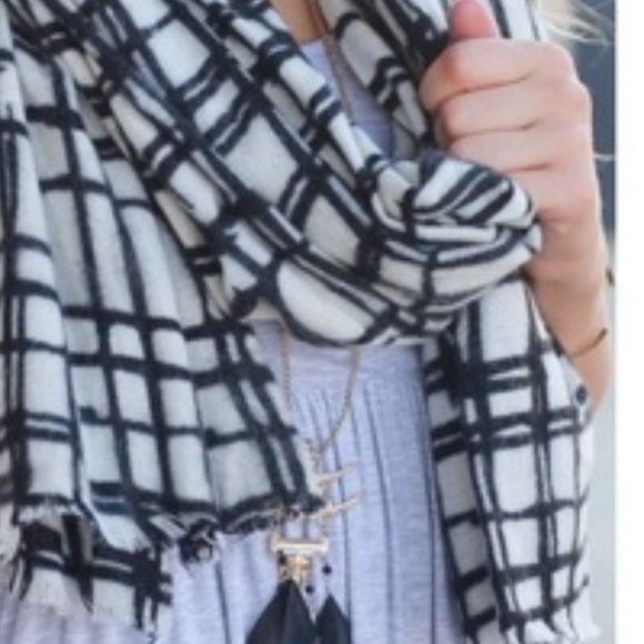 HOST PICK Black & White Scarf NWT - Picture 4 of 4
